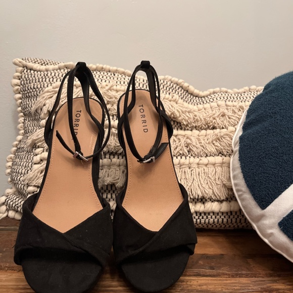 Black Wedge Heel - Picture 2 of 3